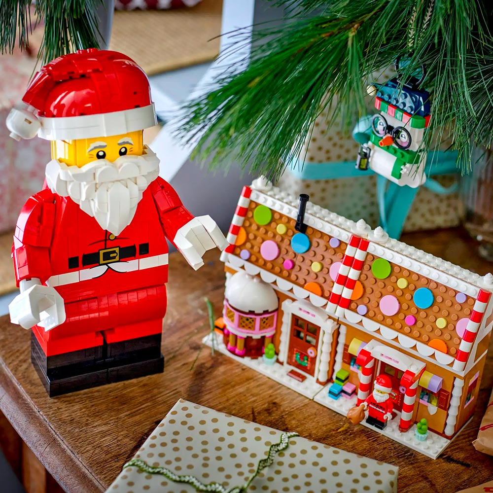Up-Scaled Santa Minifigure - LEGO® Exclusive 40820